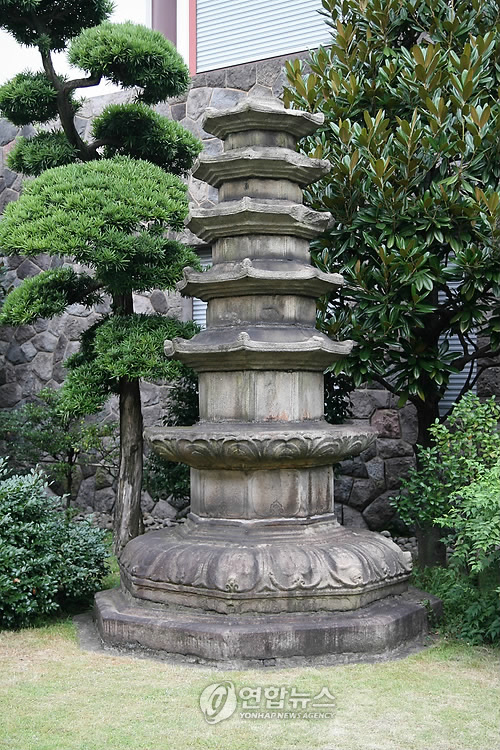 일본 최초의 사립박물관인 도쿄의 오쿠라슈코칸(大倉集古館) 후원에 있는 고려시대 오층석탑. 원래는 평양 율리사터에 있다가 식민지시대에 반출된 고려시대 석탑이다.  연합뉴스