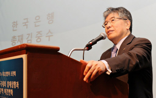 “올 경제성장 률 6%이상 될 것”  김중수 한국은행 총재는 29일 서울 삼성동 그랜드인터컨티넨탈호텔에서 열린 한국무역협회 주최 최고경영자 조찬 강연에서 “주요 20개국(G20)의 경주회의 합의로 환율과 관련한 불확실성과 변동성이 어느 정도 완화될 것”이라고 밝혔다. 김 총재는 또 올해 경제성장률이 6% 이상이 될 것으로 전망했다.  연합뉴스