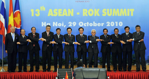 손 맞잡은 한·아세안  이명박 대통령이 29일 베트남 하노이 국립컨벤션센터에서 열린 한·아세안 정상회의에서 아세안 10개국 정상들과 손을 맞잡고 있다. 왼쪽부터 나집 라작 말레이시아 총리, 테인 세인 미얀마 총리, 베니그노 노이노이 아키노 필리핀 대통령, 리셴룽 싱가포르 총리, 아피싯 웨차치와 태국 총리, 이명박 대통령, 응우옌 떤 중 베트남 총리, 하타 라자사 인도네시아 경제조정장관, 하사날 볼키아 브루나이 국왕, 훈센 캄보디아 총리, 부아손 부파반 라오스 총리, 수린 피추완 아세안 사무총장.   연합뉴스