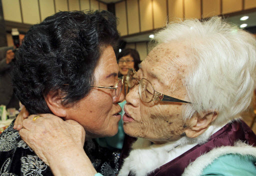 내 딸 뽀뽀 한번 해보자!        (금강산=연합뉴스) 이정훈 기자 = 추석계기 이산가족 상봉행사 1차 첫날인 30일 오후 금강산면회소에서 남측 최고령 상봉자인 김례정(96) 할머니가 북측 딸 우정혜씨와 뽀뽀를 하고 있다.