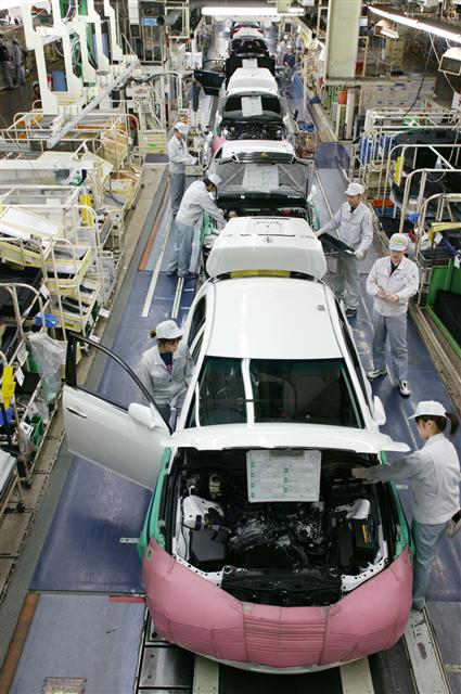 3일 일본 아이치현 도요타시의 도요타자동차 모토마치 공장에서 근로자들이 6인승 SUV인 에스티마를 조립하고 있다. 도요타자동차 제공