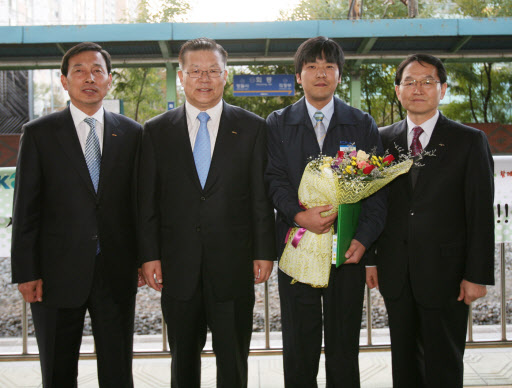 선로추락 시민 구조한 코레일 직원 박창식씨 지난달 31일 오후 10시께 경기도 의정부시 경원선 회룡역에서 열차진입 직전 선로로 추락한 시민을 구한 코레일 직원 박창식(32)씨가 허준영 코레일 사장으로부터 표창장을 받은 뒤 포즈를 취한 모습. 대전=연합뉴스