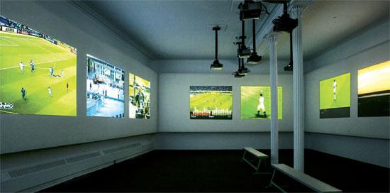 축구 경기장면을 12개의 영상으로 보여주는 하룬 파로키의 ‘딥 플레이’.