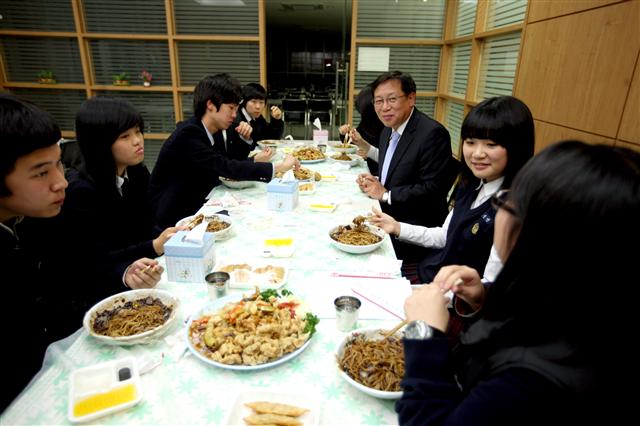 차성수(오른쪽 세번째) 금천구청장이 4일 관내 고등학생들과 간담회를 가진 뒤 구청 구내식당에서 식사를 같이하며 대화를 이어가고 있다.  금천구청 제공