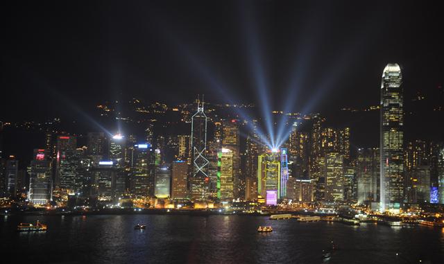 홍콩의 야경은 낯선 남녀 사이에도 로맨틱한 기운을 불러일으키는 매력을 발휘한다.