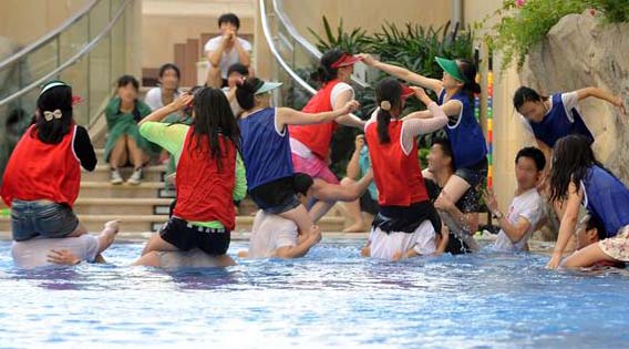 핼러윈 미팅 파티 참가자들이 수영장에서 벌어진 수중 러브러브 게임을 즐기고 있다.