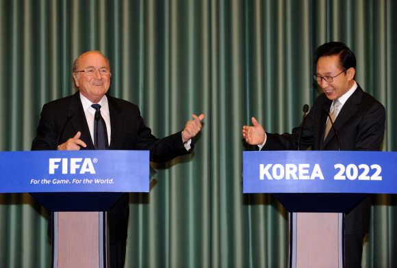 이명박(오른쪽) 대통령과 요제프 블라터 국제축구연맹(FIFA) 회장이 8일 오후 청와대에서 기자회견을 하고 있다.  김명국기자 daunso@seoul.co.kr