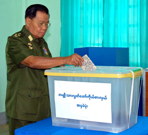 미얀마 군사정권의 최고 지도자인 탄슈웨 장군이 7일 수도 네피도의 한 투표소에서 굳은 표정으로 투표하고 있다. 네피도 AFP 연합뉴스