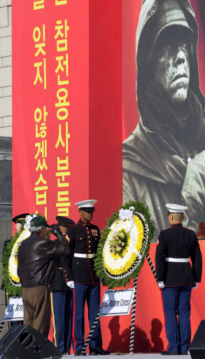 10일 서울 용산 전쟁기념관에서 열린 ‘장진호 전투’ 기념행사에 참석한 미군 참전용사가 헌화한 뒤 경례를 하고 있다.  연합뉴스 