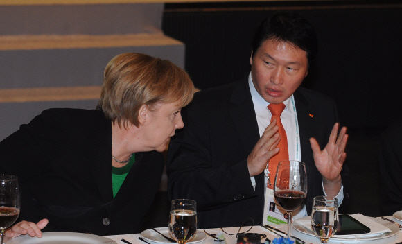 11일 서울 광장동 쉐라톤 워커힐 호텔에서 열린 G20 비즈니스 서밋 오찬에서 앙겔라 메르켈(왼쪽) 독일 총리와 최태원 SK 회장이 진지하게 얘기를 나누고 있다.  사진공동취재단