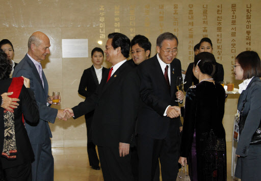 11일 저녁 국립중앙박물관에서 열린 서울 G20 정상회의 업무만찬에 앞서 각국 정상들이 이야기를 나누고 있다.  연합뉴스