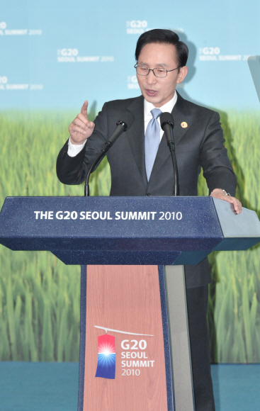 이명박 대통령이 12일 G20 정상회의 폐막 후 코엑스 오디토리엄에서 열린 내외신 기자회견에서 회의 성과를 설명하고 있다. 김명국기자 daunso@seoul.co.kr