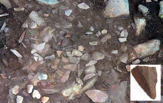 제주 서귀포시 서귀동의 바위그늘 유적인 생수궤에서 구석기 시대 유물이 다량으로 발굴됐다고 국립제주박물관이 밝혔다. 오른쪽 작은 사진은 이번에 1점 출토된 돌날몸돌. 제주 연합뉴스