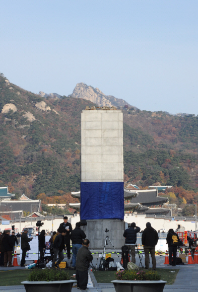 서울 광화문광장에 위치한 충무공 이순신 장군 동상이 14일 오전 보수를 위해 철거되어 빈자리만 남아 있다. 이호정기자 hojeong@seoul.co.kr
