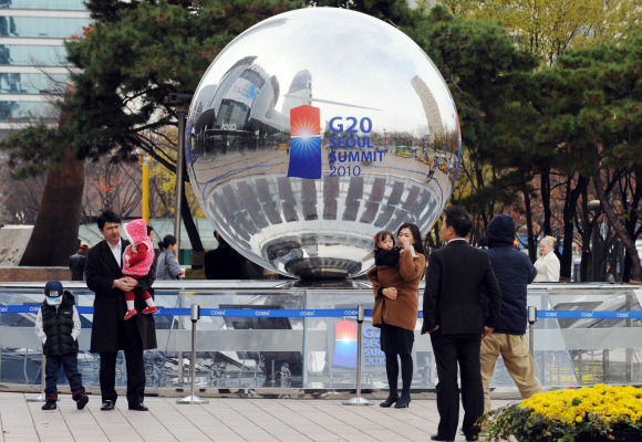 14일 휴일을 맞아 나들이 나온 시민들이 서울 삼성동 코엑스 앞 G20 서울 정상회의 기념물을 배경으로 사진을 찍고 있다. 도준석기자 pado@seoul.co.kr
