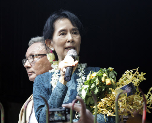 돌아온 그녀  미얀마 민주화운동의 상징 아웅산 수치 여사가 연금 해제 다음날인 14일 옛수도 양곤의 민족민주동맹(NLD) 당사에서 수천명의 지지자가 모인 가운데 향후 활동 계획 등을 밝히고 있다.  양곤 AP 특약