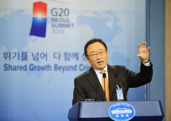“성공적입니다”  사공일 G20 서울 정상회의 준비위원장이 15일 청와대 춘추관에서 이번 정상회의에서 거둔 성과에 대해 설명하고 있다. 김명국기자 daunso@seoul.co.kr 