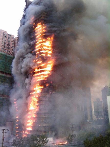 15일 오후 중국 상하이 도심의 28층짜리 교사아파트에서 불이나 건물 전체가 화염에 휩싸인 채 검은 연기를 내뿜고 있다. 상하이 데일리 홈페이지 