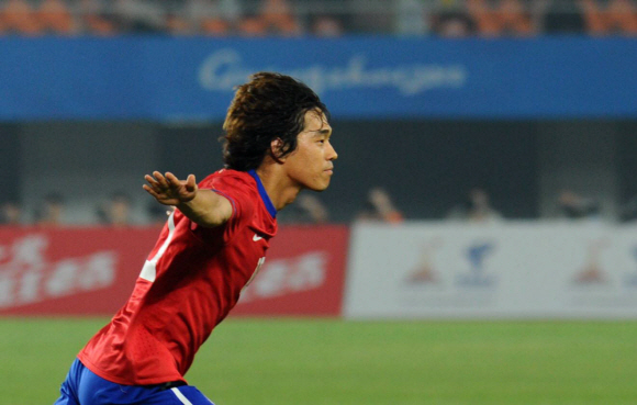 박주영이 15일 중국과의 축구 16강전에서 후반 4분 두 번째 골을 성공한 뒤 세리머니를 하고 있다. 광저우 정연호기자 tpgod@seoul.co.kr