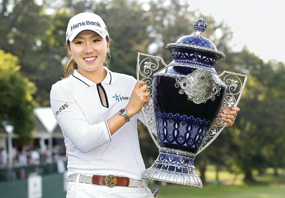 김인경이 15일 멕시코의 과달라하라골프장에서 치러진 미여자프로골프(LPGA) 투어 로레나 오초아 인비테이셔널에서 우승 트로피를 양손으로 들고 포즈를 취하고있다. 과달라하라 AFP 연합뉴스