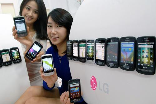 LG전자 도우미들이 전략 스마트폰인 ‘옵티머스원’을 선보이고 있다. LG전자 제공