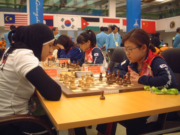 체스대표팀의 변성원(오른쪽)이 16일 광저우 체스경기장에서 진지한 표정으로 다음 수를 생각하고 있다. 광저우 황비웅기자 stylist@seoul.co.kr