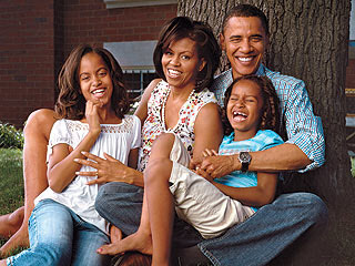 오바마 대통령이 첫째 딸 말리아(왼쪽)와 둘째 딸 사샤(오른쪽), 부인 미셸과 함께 다정한 포즈로 사진을 찍고 있다.