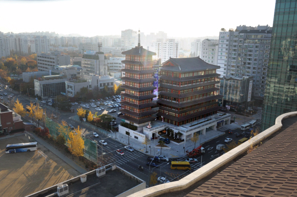 15일 공식 개원한 국제선센터는 경주의 황룡사 9층목탑을 모티프로 설계됐다.  이언탁기자 utl@seoul.co.kr