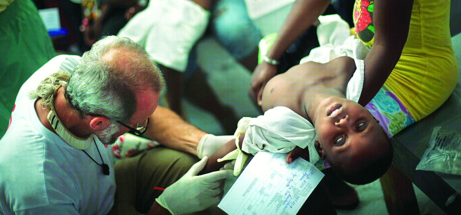 16일(현지시간) 아이티의 수도 포르토프랭스의 임시 병원에서 콜레라 증상을 보이는 어린이가 치료를 받고 있다. 콜레라로 숨진 환자는 이날 현재 1034명으로 집계됐다. 아이티 인접국가인 도미니카 공화국에서도 이날 첫 콜레라 환자가 발생했다. 포르토프랭스 AP 특약
