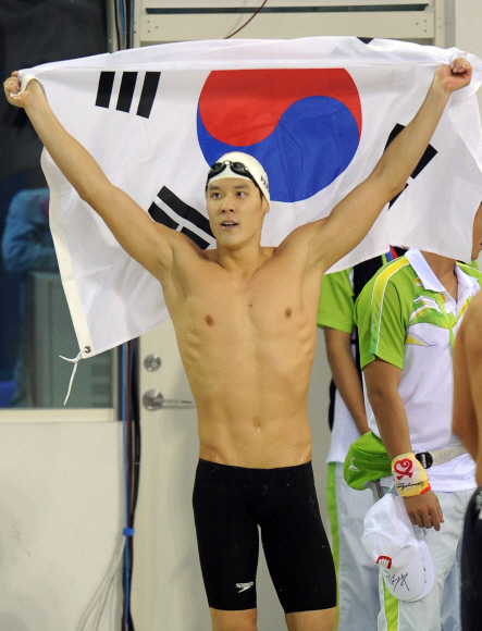 세번째 태극 세리머니  박태환이 17일 아오티아쿠아틱센터에서 열린 광저우아시안게임 수영 남자 100m 자유형 결승에서 우승한 뒤 등 뒤로 태극기를 활짝 펴들고 기뻐하고 있다. 광저우 정연호기자 tpgod@seoul.co.kr