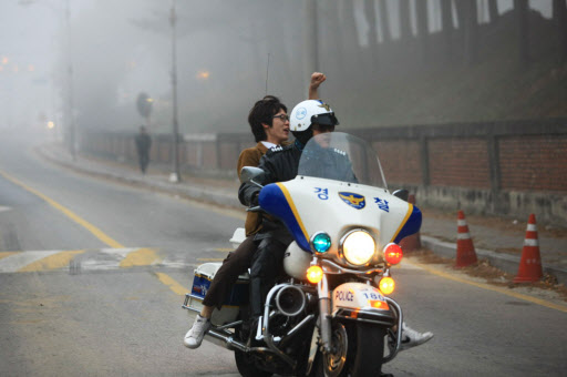 2010학년도 대학수학능력시험이 치러진 충북 보은고교 입구서 한 수험생이 경찰 오토바이를 타고 고사장에 들어서고 있다. 연합뉴스