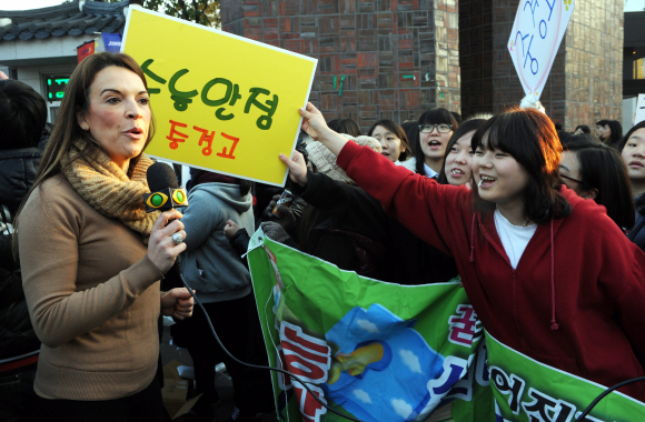 외국인도 놀란 응원 열기 18일 오전 수능시험이 치러진 서울 안국동 풍문여고 앞에서 한 외국 방송사 기자(왼쪽)가 학생들의 뜨거운 ‘수능 응원 열기’를 보도하고 있다.  안주영기자 jya@seoul.co.kr