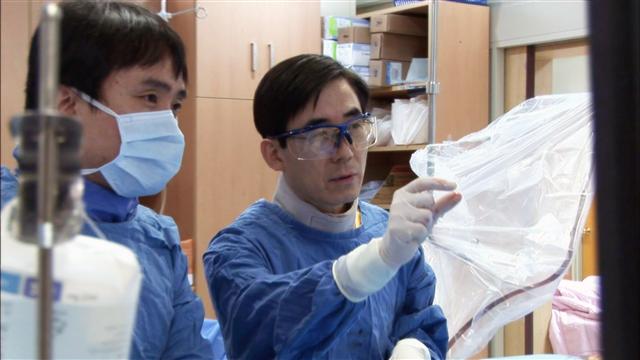 순환기내과 권위자인 김효수(오른쪽) 서울대 교수가 제자들에게 심장 수술에 대해 설명하고 있다. EBS 제공
