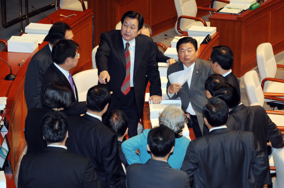 “이렇게 합시다”  19일 국회에서 열린 예산결산특별위원회가 민주당 의원들의 피켓 시위로 정회되자 한나라당 김무성(가운데) 원내대표와 소속 의원들이 대책을 협의하고 있다. 도준석기자 pado@seoul.co.kr