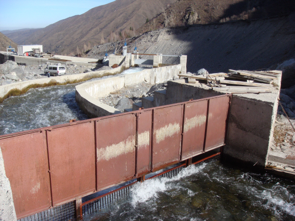 톈산을 덮고 있는 만년설이 녹아내린 물이 저수조를 통해 카자흐스탄 이식 소수력발전소로 이어지고 있다. 알마티에서 동쪽으로 약 100㎞ 떨어진 이식 소수력발전소는 이 물을 이용해 연간 2만 5000㎿h를 생산한다.
