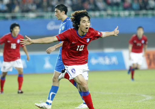 중국 광저우아시안게임 한국-우즈베키스탄 8강전에서 박주영이  골을 넣은 뒤 환호하고 있다.
