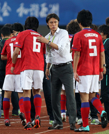 19일 오후 중국 광저우 톈허 스타디움에서 열린 아시안게임 한국-우즈베키스탄 8강전에서 홍명보 감독이 3-1로 승리하고 나서 선수들을 일일이 격려하고 있다. 연합뉴스