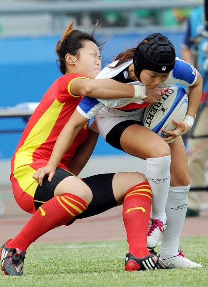 여자 럭비 대표팀이 21일 아시안게임 중국과의 예선전에서 거칠게 몸싸움을 벌이고 있다. 광저우 정연호기자 tpgod@seoul.co.kr