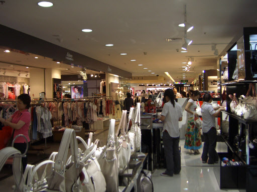 중국의 소비를 주도하는 여성들의 힘은 백화점에서 확인할 수 있다. 상하이 번화가 난징루의 백화점은 쇼핑을 나온 여성들로 늘 붐빈다. 서울신문 포토라이브러리