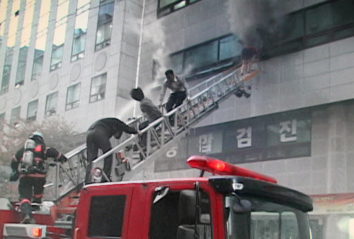 22일 오후 강남구 삼성동 5층짜리 건물에서 방화로 추정되는 불이 나 김모(49)씨 등 3명이 숨지고 25명이 부상당했다. 사진은 화재 직후 연기 속에 갇힌 시민들이 구조되는 모습. 연합뉴스