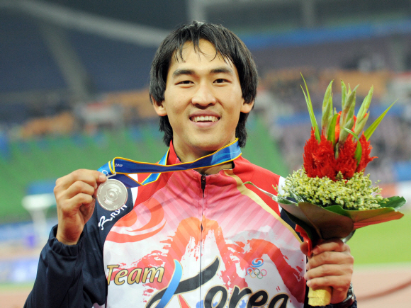 김유석이 22일 남자 장대높이뛰기에서 은메달을 딴 뒤 메달을 들어보이며 기뻐하고 있다. 광저우 정연호기자 tpgod@seoul.co.kr