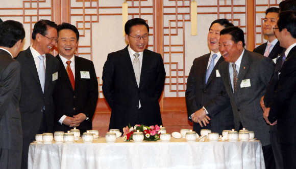 이명박(왼쪽 네번째) 대통령이 22일 청와대에서 남경필(왼쪽 세번째) 위원장 등 국회 외교통상통일위원회 소속 의원들과 만찬을 갖기에 앞서 환담을 나누고 있다.  김명국기자 daunso@seoul.co.kr
