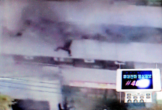 매달리고 쓰러지고… 아비규환 22일 오후 방화로 추정되는 화재가 발생한 서울 삼성동 임성빌딩 3층 창문에 한 남성이 매달려 구조를 기다리고 있다.  MBC TV 화면 촬영