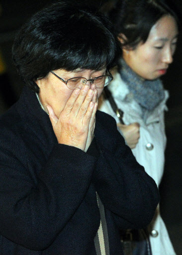 비통한 유가족  북한군 포격으로 사망한 고 서정우 병장의 유가족들이 23일 저녁 경기 성남시 분당 율동 국군수도병원으로 들어가며 울먹이고 있다. 연합뉴스