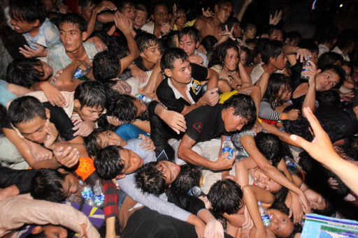 절규의 몸짓  22일 밤 캄보디아 프놈펜의 코픽 섬에서 열린 물축제가 끝난 뒤 시내로 돌아가기 위해 한꺼번에 수천여명의 인파가 좁은 다리 위로 몰리면서 발생한 사고로 바닥에 깔린 시민들이 애타게 도움을 요청하고 있다. 프놈펜 AP 특약