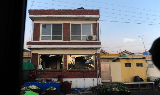 북한의 연평도 포격으로 24일 오전 연평도 일부 주택이 포격을 받은 모습을 드러내고 있다.  연합뉴스