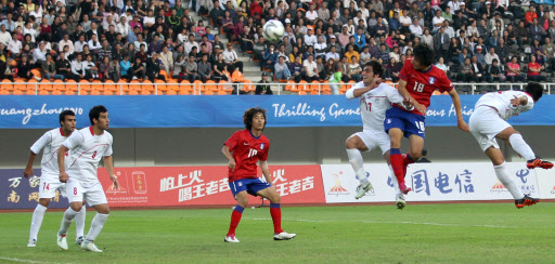 <아시안게임>역전골      (광저우=연합뉴스) 백승렬 기자 = 25일 오후 중국 광저우 톈허 스타디움에서 열린 아시안게임 남자축구 3-4위전 한국-이란 경기에서 지동원이 4 대 3으로 역전하는 4번째 골을 성공시키고 있다.