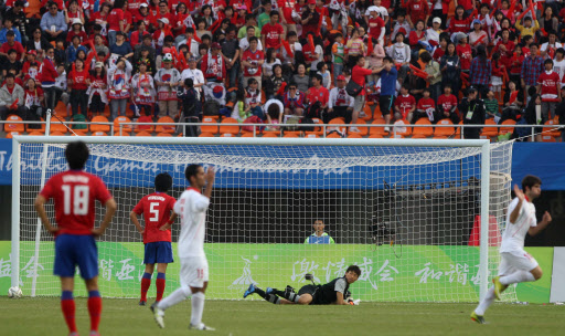 <아시안게임>3골 허용      (광저우=연합뉴스) 백승렬 기자 = 25일 오후 중국 광저우 톈허 스타디움에서 열린 아시안게임 남자축구 3-4위전 한국-이란 경기에서 이란 선수들이 3번째 골을 넣고 나서 환호하고 있다.