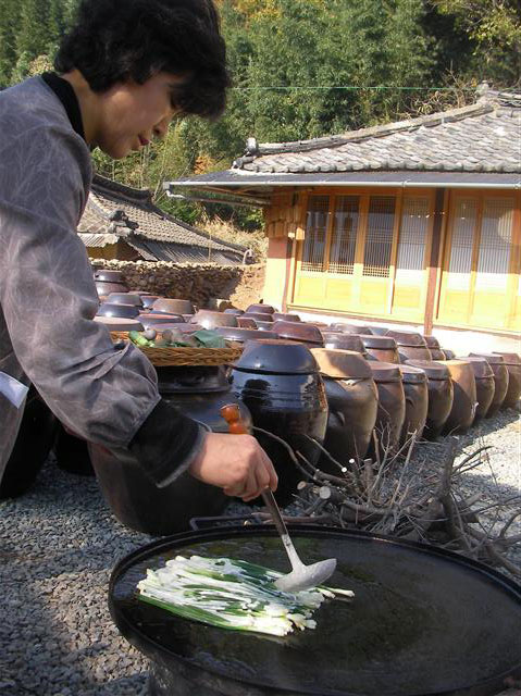 전통 방식으로 동래파전을 부치고 있는 뜰에장 권소숙 대표