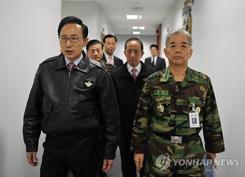 이명박 대통령이 북한의 서해 연평도 포격 도발과 관련, 23일 저녁 군의 대응상황을 점검하기 위해 합동참모본부 지휘통제실을 방문해 한민구(오른쪽) 합참의장의 안내를 받고 있다.  연합뉴스